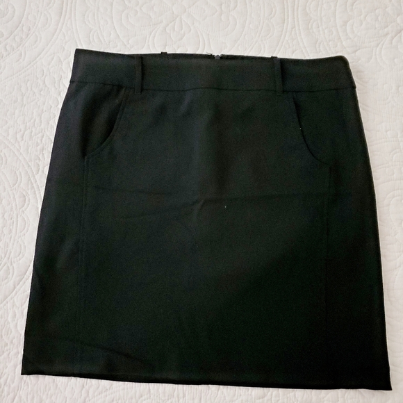 Daisy Fuentes Dresses & Skirts - 🖤 NWT 👀 VERSATILE Daisy Fuentes black skirt